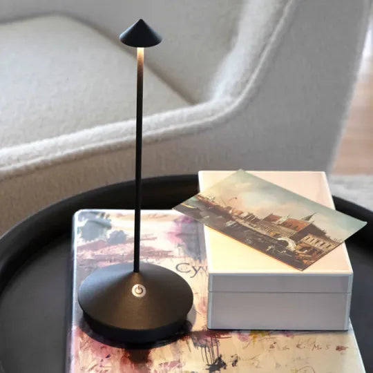Lámpara de mesa LED inalámbrica blanca y dorada de diseño moderno para salón o terraza