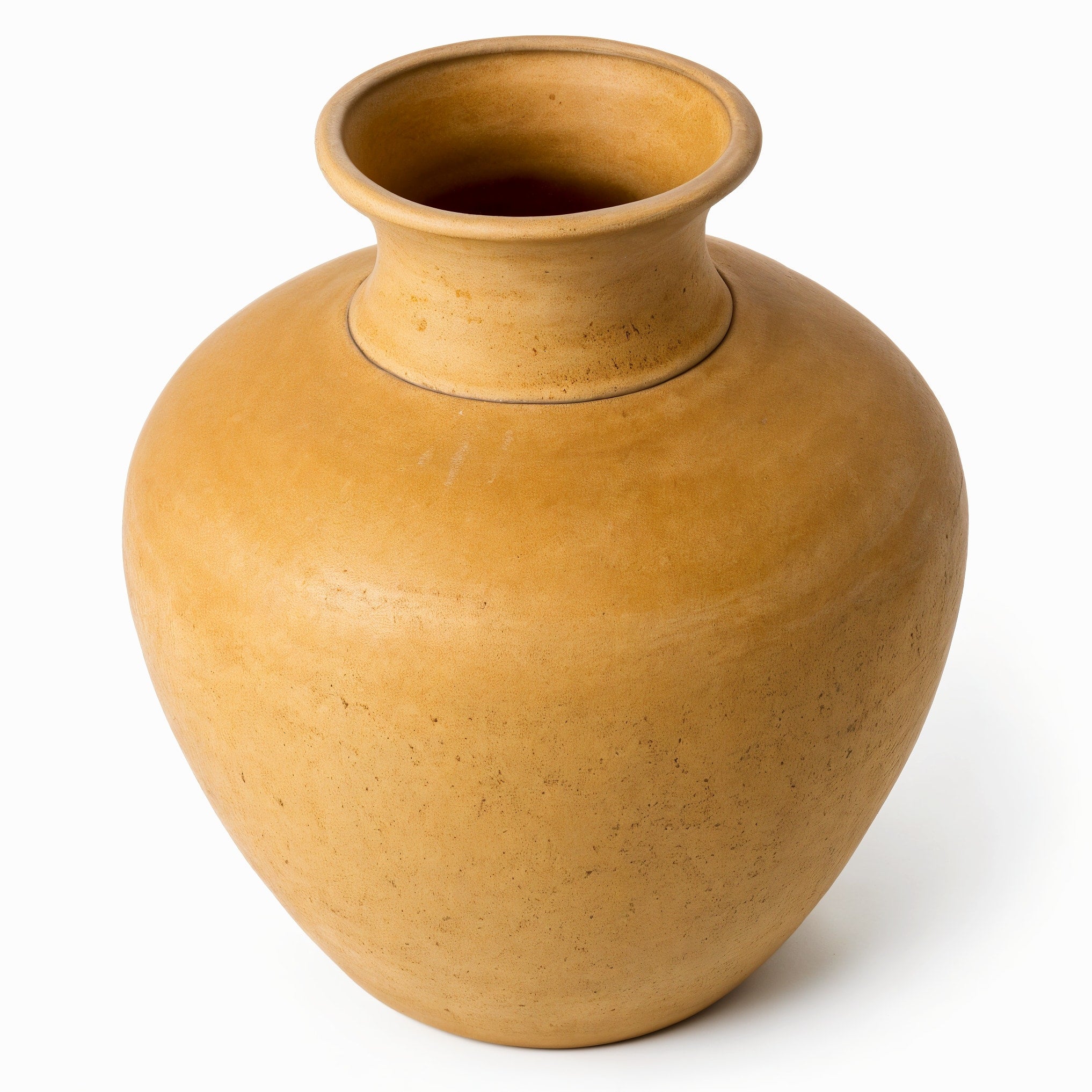 Tiendalodama Jarrón Cuello Ancho Ocre — vista frontal de tres cuartos desde el nivel de los ojos