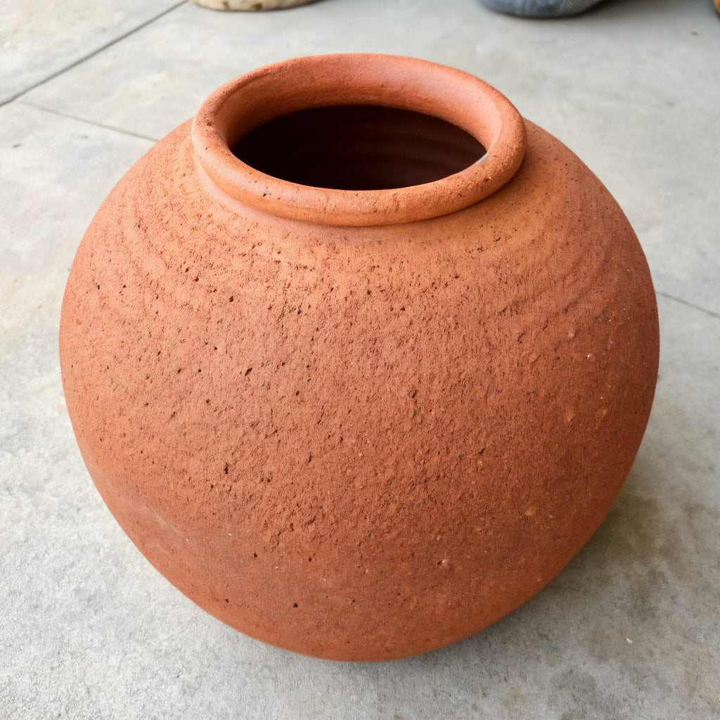 Jarrón Redondo Terracota — vista frontal desde un ángulo de tres cuartos
