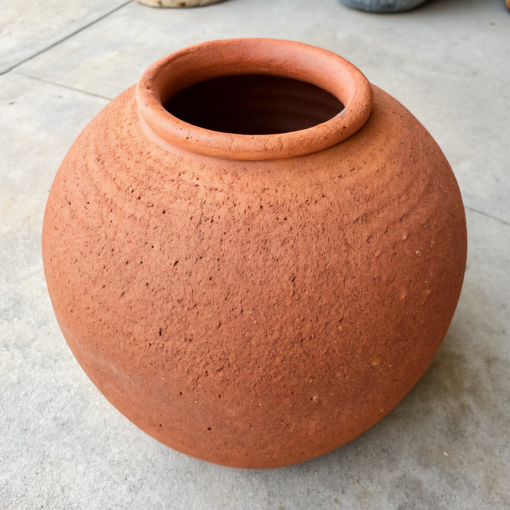 Jarrón Redondo Terracota — vista frontal desde un ángulo de tres cuartos