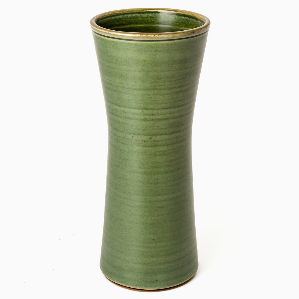 Jarrón Cónico Verde Oliva — vista frontal con textura suave