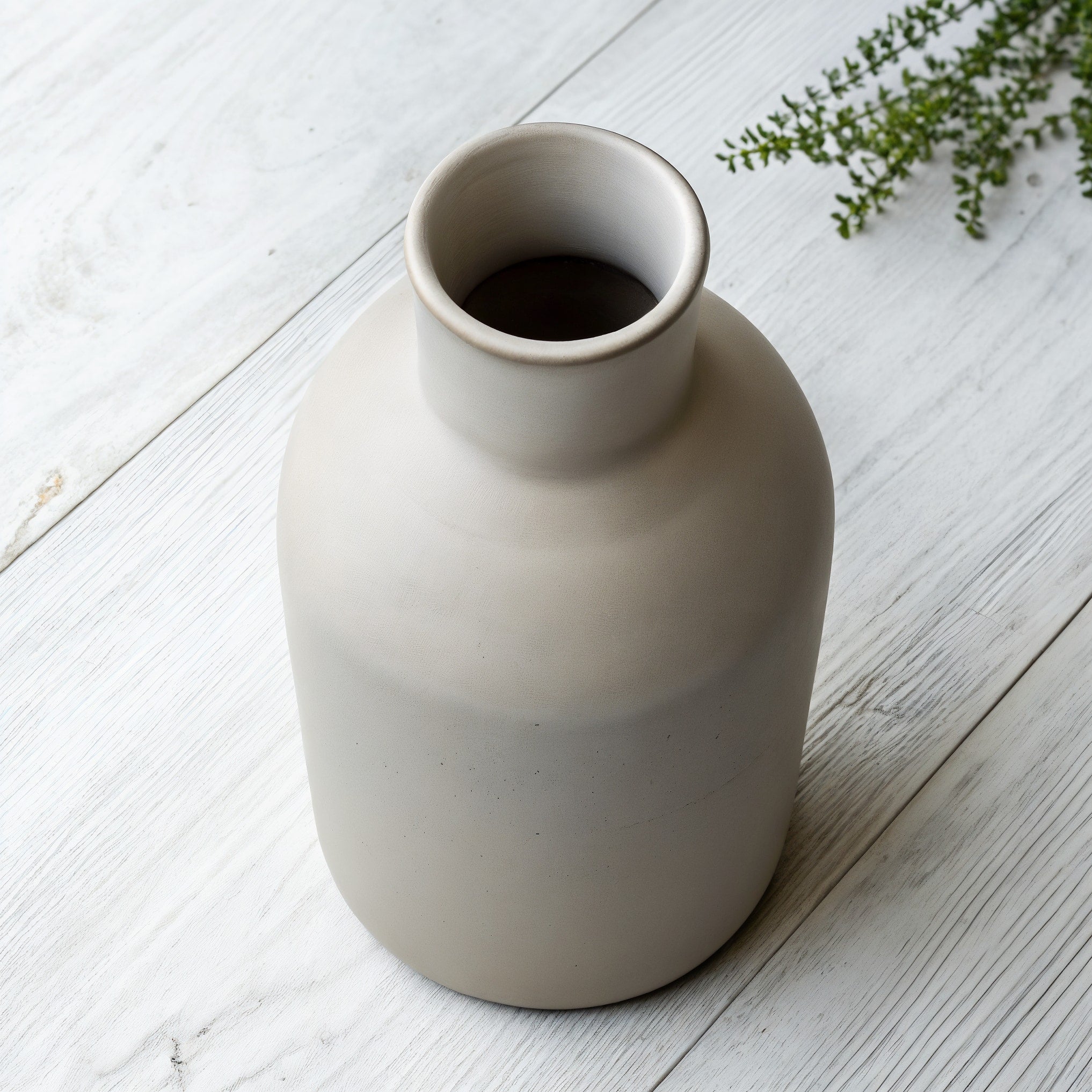Jarrón minimalista de cerámica gris perla — vista frontal tres cuartos
