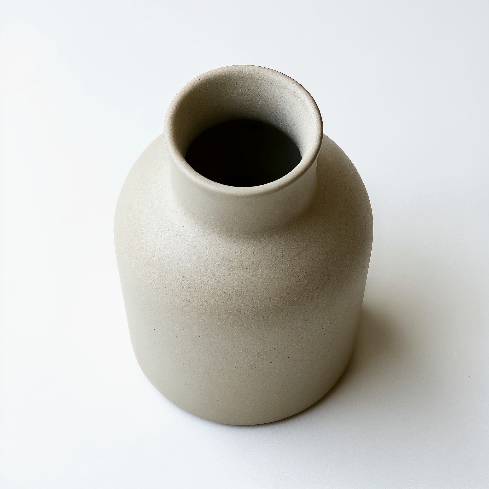 Jarrón minimalista de cerámica gris perla — vista superior mostrando el interior