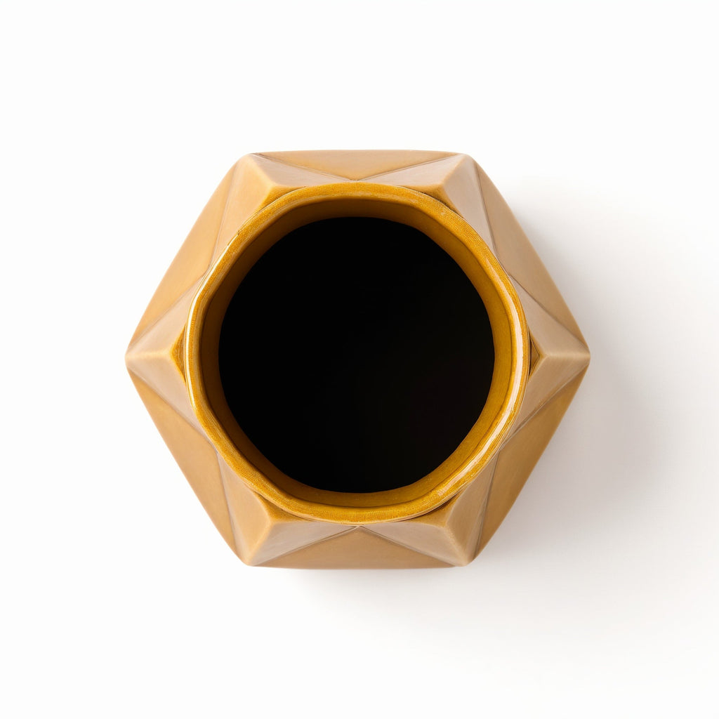 Jarrón Hexagonal Ocre — vista desde arriba mostrando el interior