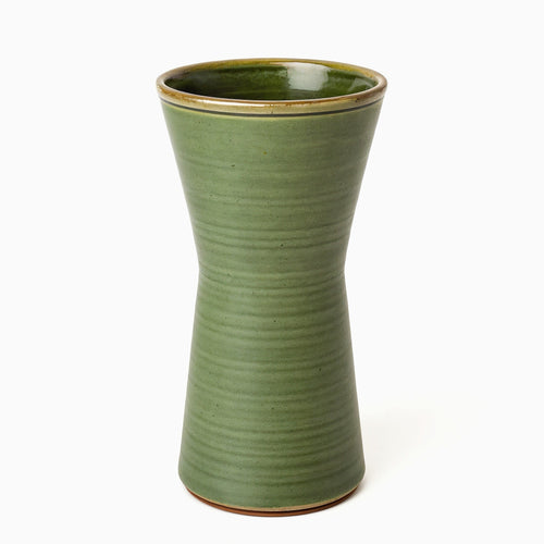 Jarrón Cónico Verde Oliva — perfil lateral mostrando la silueta