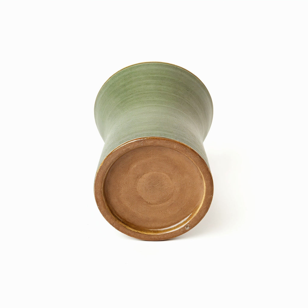 Jarrón Cónico Verde Oliva — vista inferior mostrando la base
