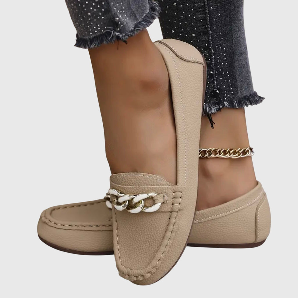 Mocasines planos de mujer con detalle de cadena y cierre sin cordones
