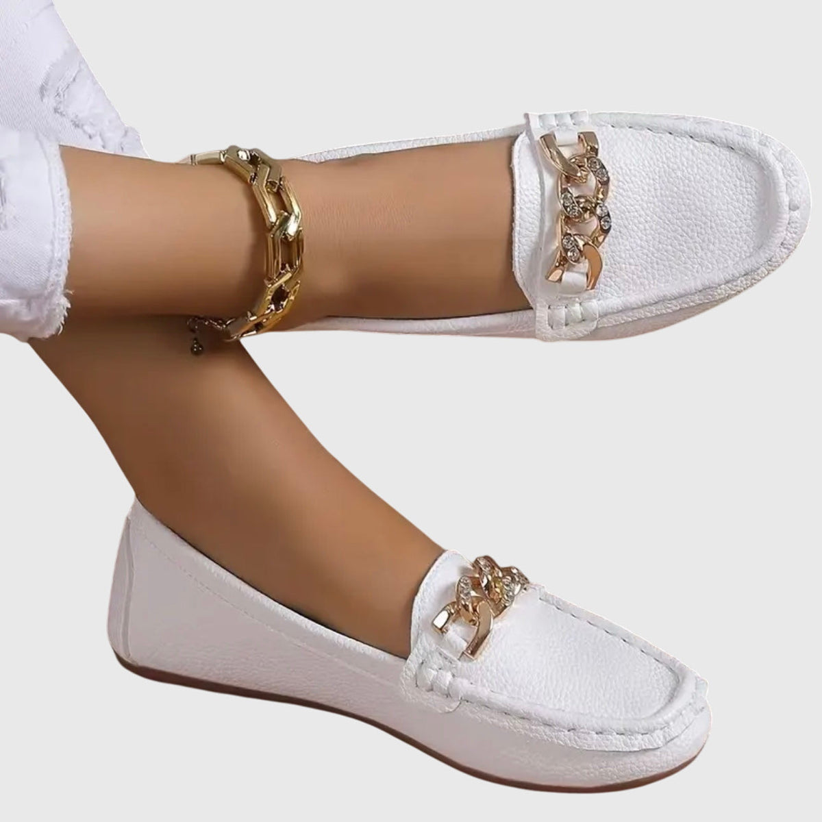 Mocasines planos de mujer con detalle de cadena y cierre sin cordones