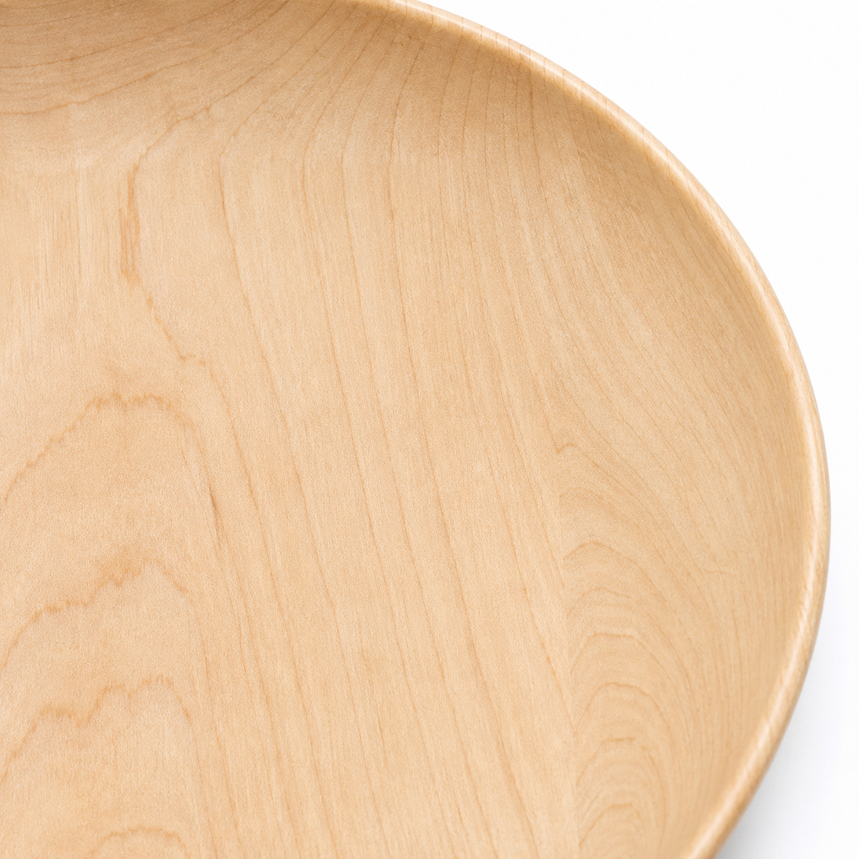 Plato redondo de madera en diseño elegante.