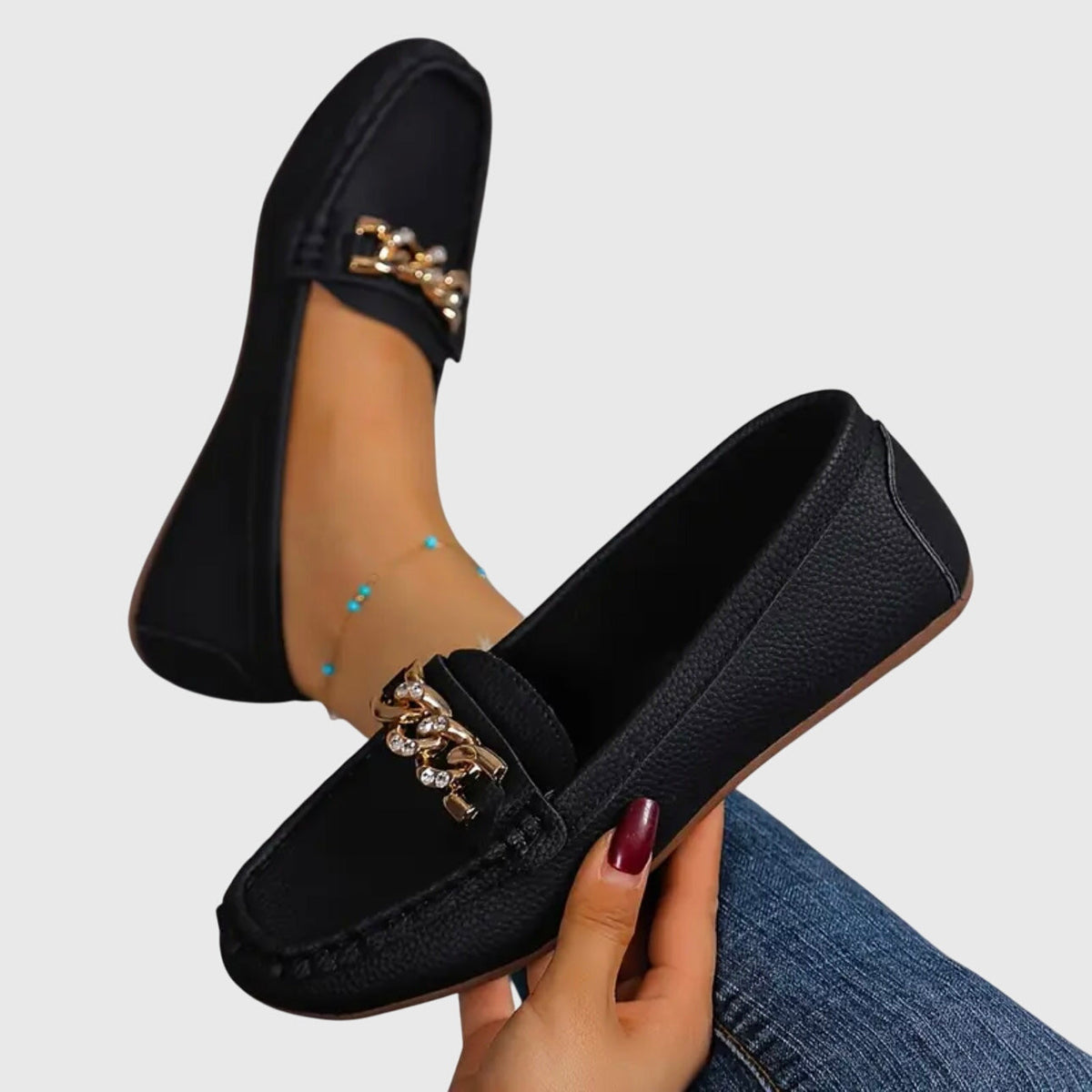 Mocasines planos de mujer con detalle de cadena y cierre sin cordones