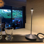 Lámpara de mesa LED inalámbrica blanca y dorada de diseño moderno para salón o terraza