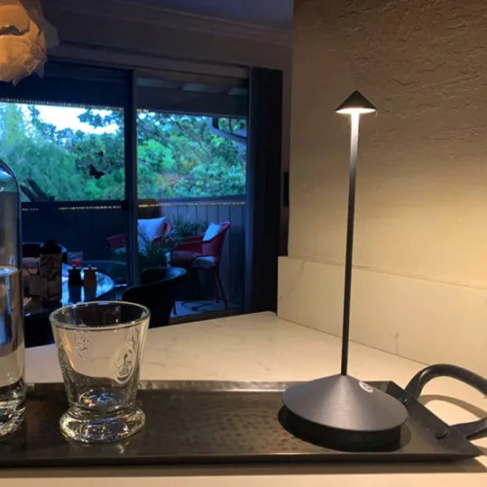 Lámpara de mesa LED inalámbrica blanca y dorada de diseño moderno para salón o terraza