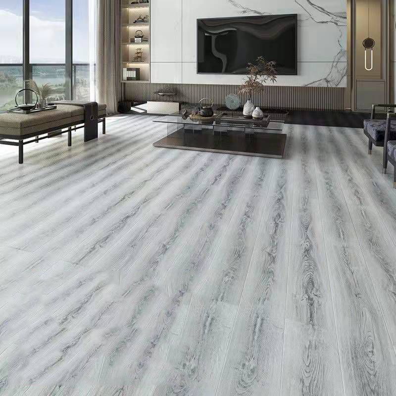 Suelo laminado de madera maciza natural E0 de 49" x 8" de ancho, con sistema de clic y resistente al agua.