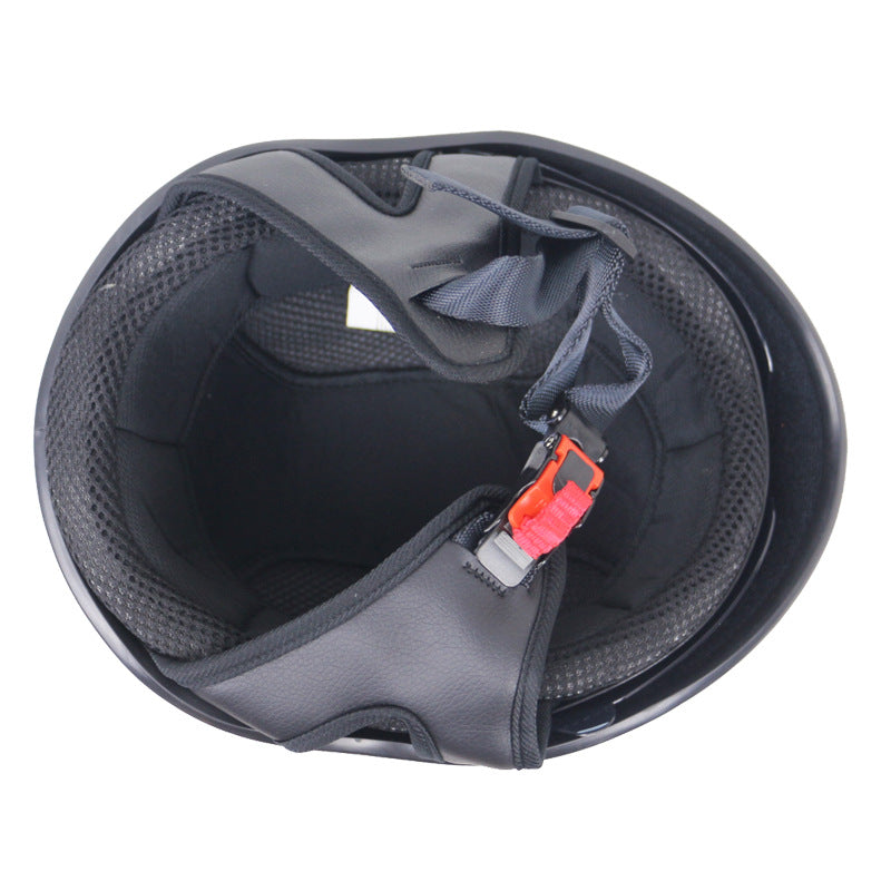 Casco de motocicleta clásico de media carcasa con visera