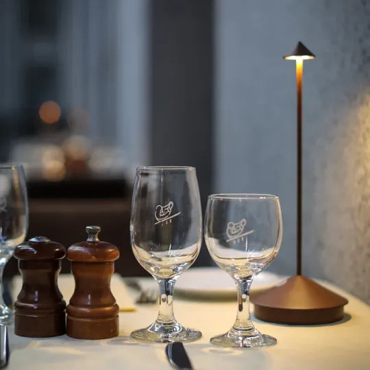 Lámpara de mesa LED inalámbrica blanca y dorada de diseño moderno para salón o terraza