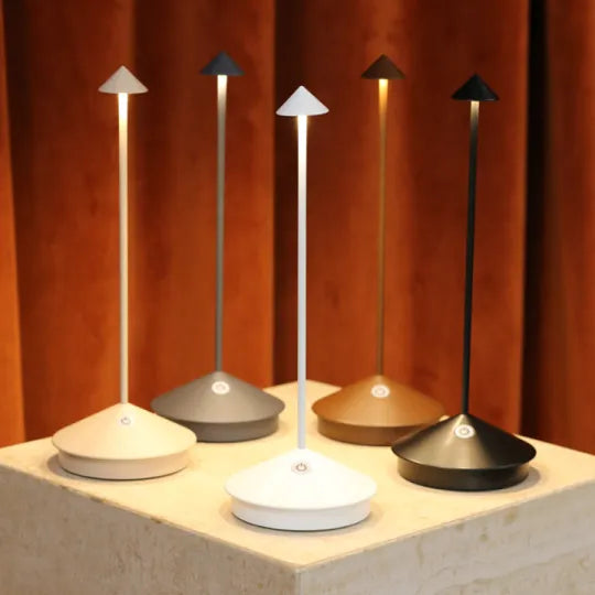 Lámpara de mesa LED inalámbrica blanca y dorada de diseño moderno para salón o terraza