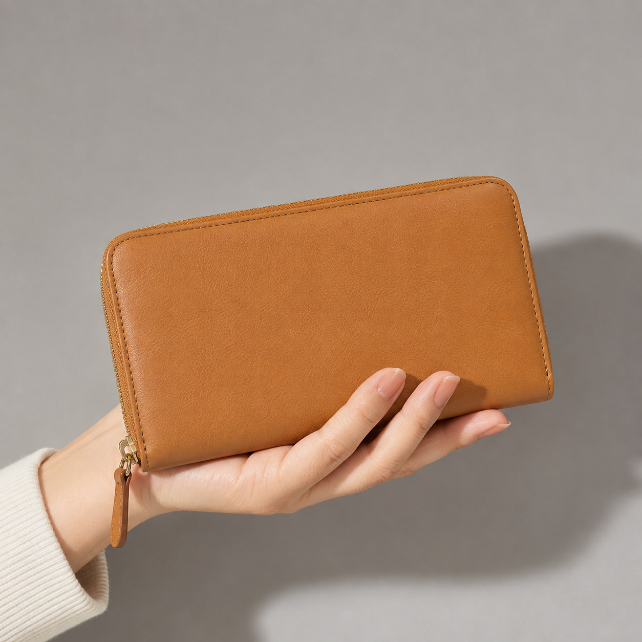 Cartera de cuero marrón con cremallera
