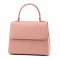 Bolso de mano rosa de cuero sintético con asa superior.