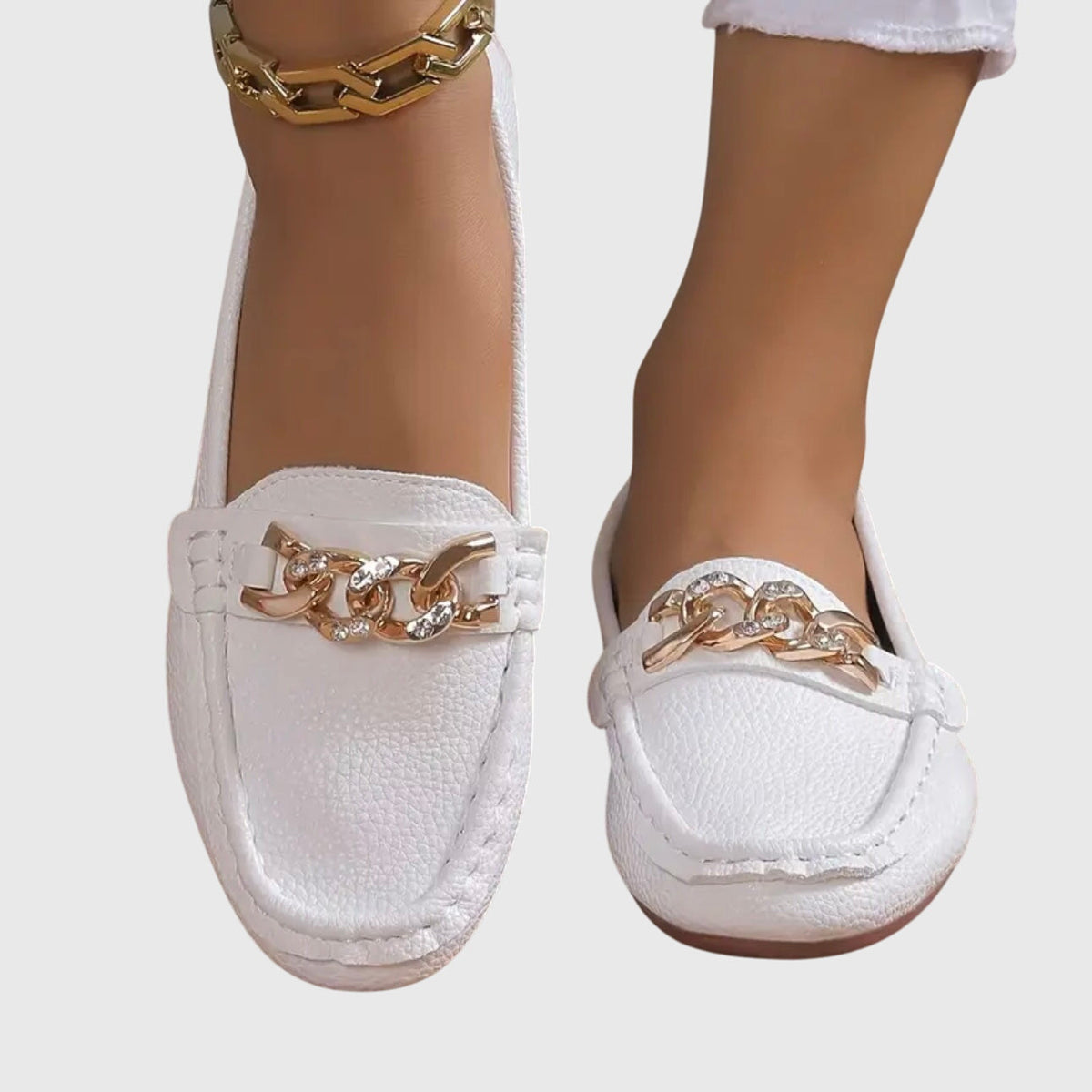 Mocasines planos de mujer con detalle de cadena y cierre sin cordones