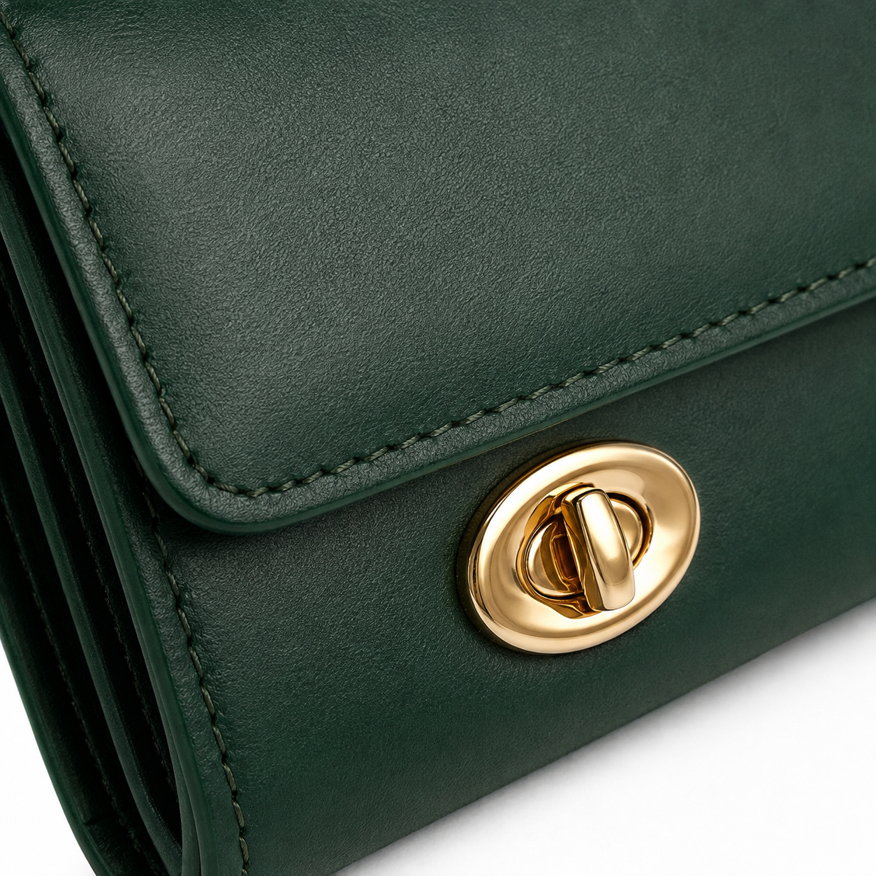 Cartera de cuero verde en un fondo blanco.