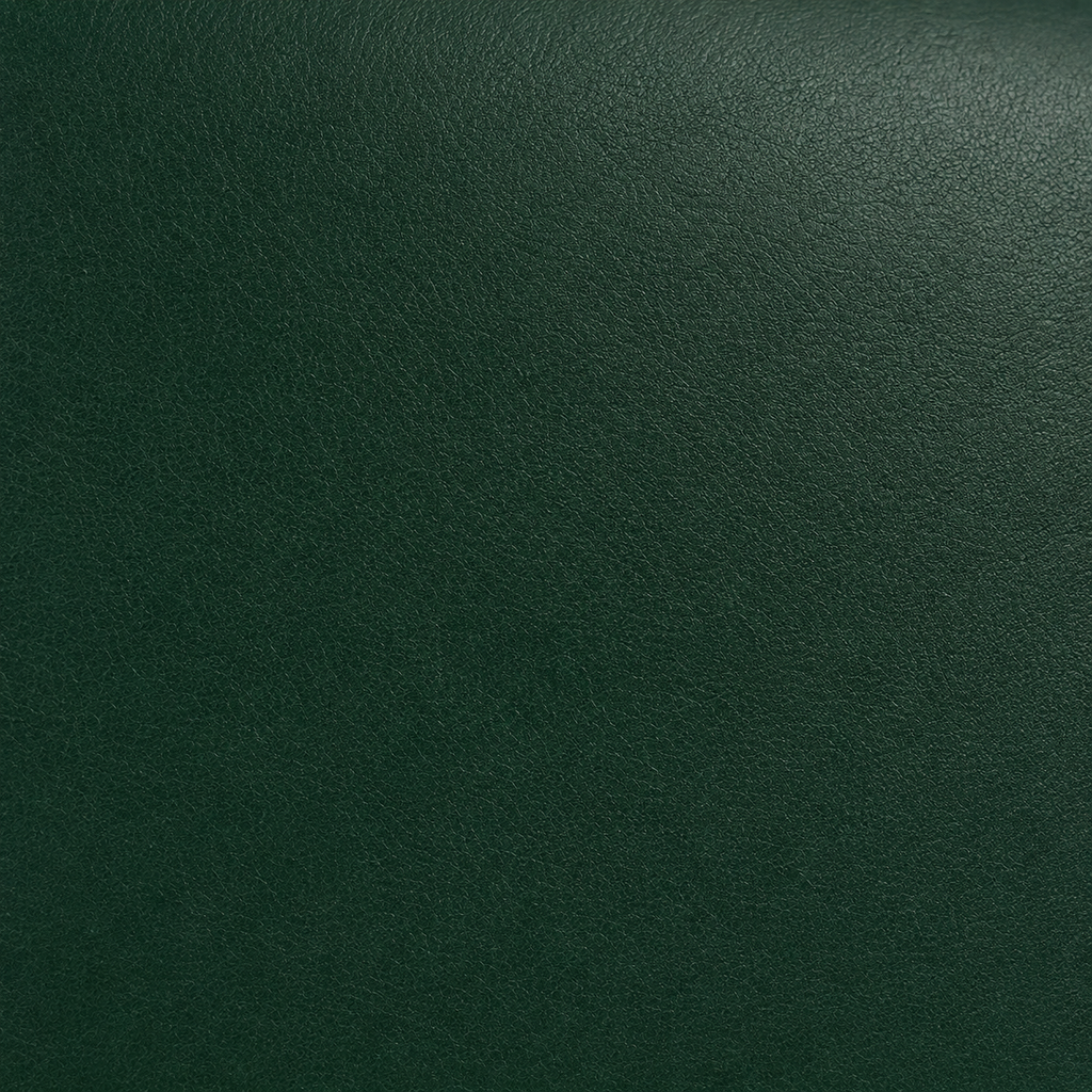 Cartera de cuero verde cerrada mostrando su diseño elegante.