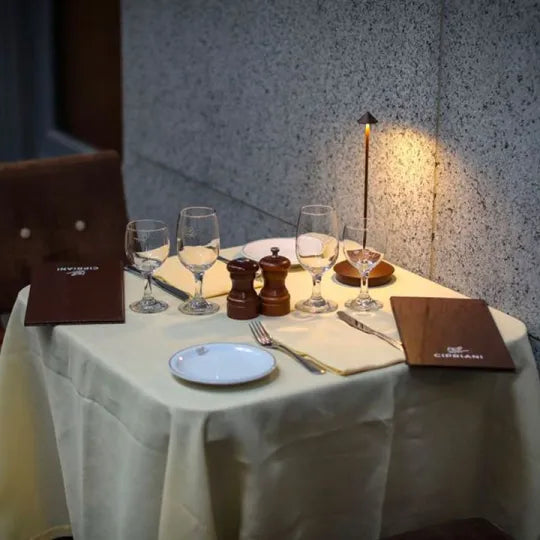 Lámpara de mesa LED inalámbrica blanca y dorada de diseño moderno para salón o terraza