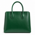 Bolso de mano de piel verde con asas resistentes.