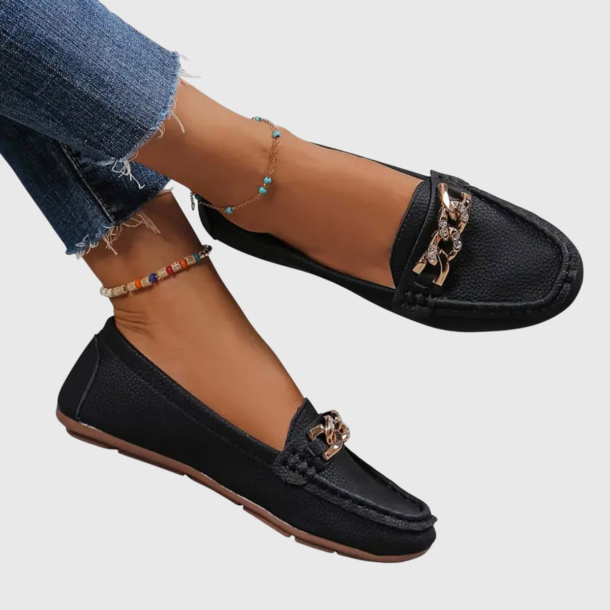 Mocasines planos de mujer con detalle de cadena y cierre sin cordones