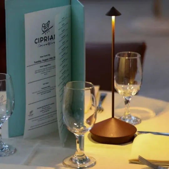 Lámpara de mesa LED inalámbrica blanca y dorada de diseño moderno para salón o terraza