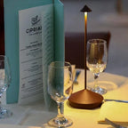 Lámpara de mesa LED inalámbrica blanca y dorada de diseño moderno para salón o terraza