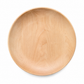 Plato redondo de madera visto desde arriba.