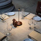 Lámpara de mesa LED inalámbrica blanca y dorada de diseño moderno para salón o terraza