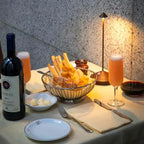 Lámpara de mesa LED inalámbrica blanca y dorada de diseño moderno para salón o terraza