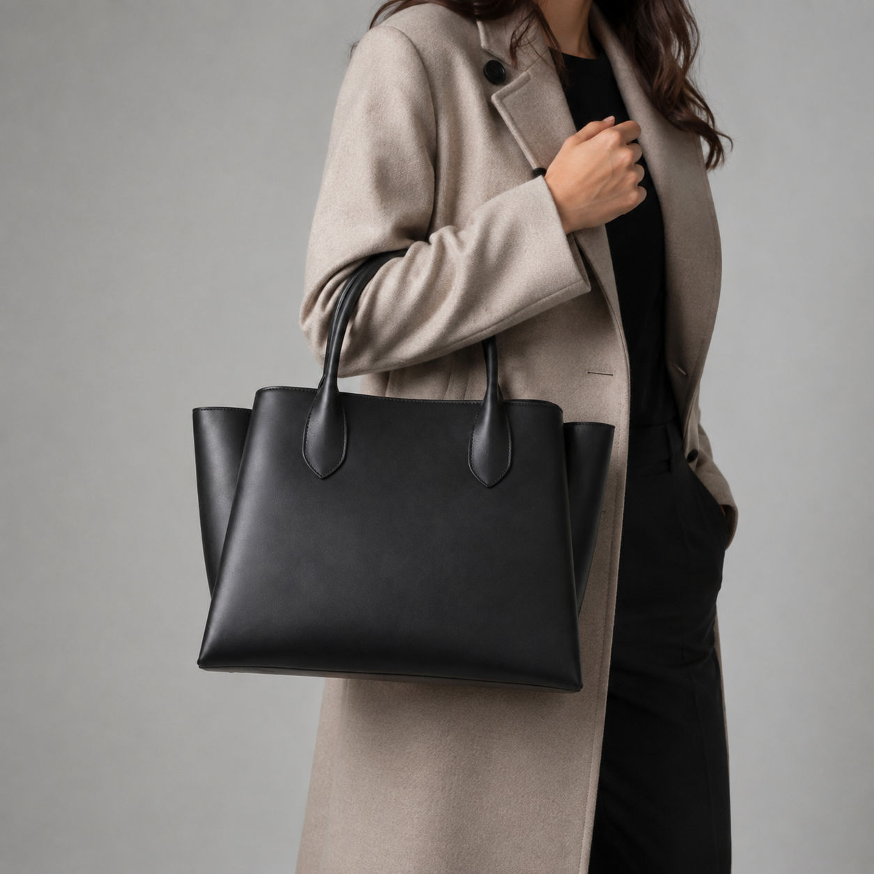 Vista frontal del bolso tote negro elegante.