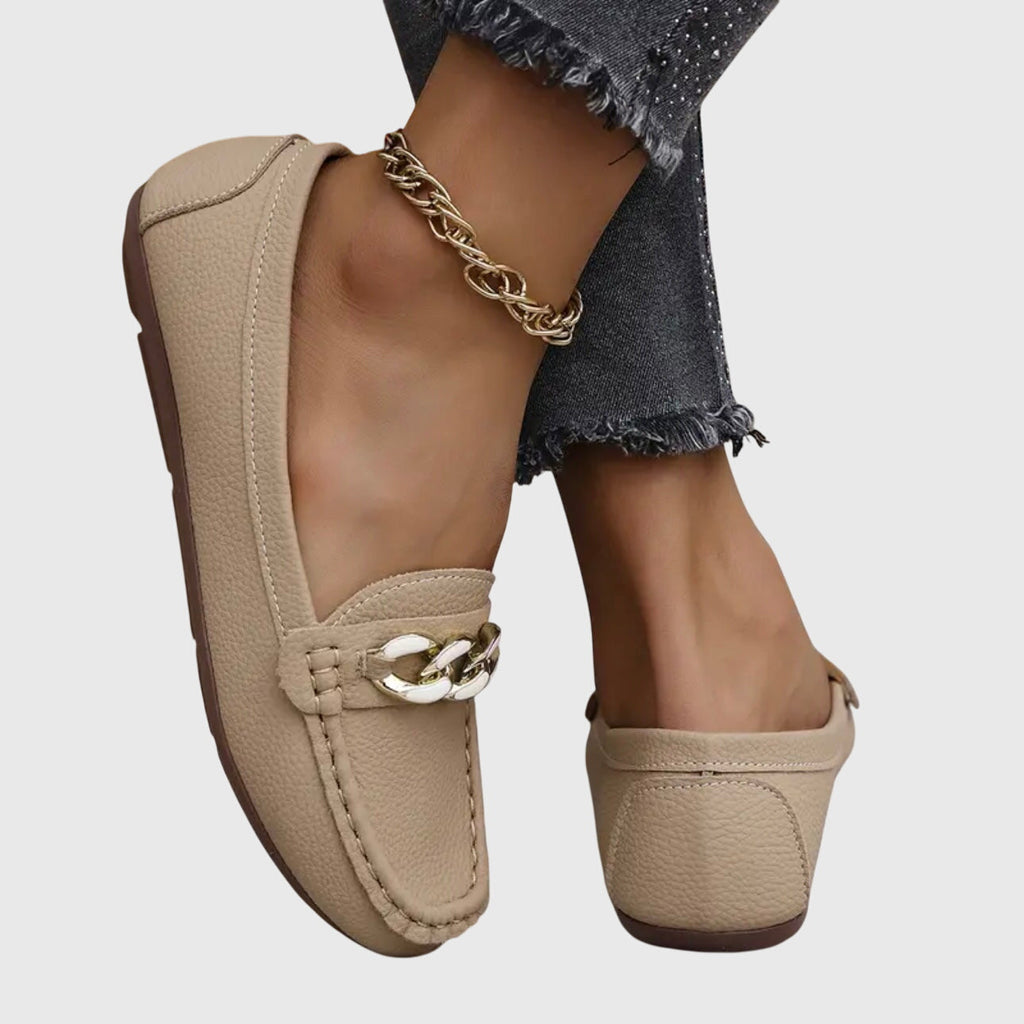 Mocasines planos de mujer con detalle de cadena y cierre sin cordones