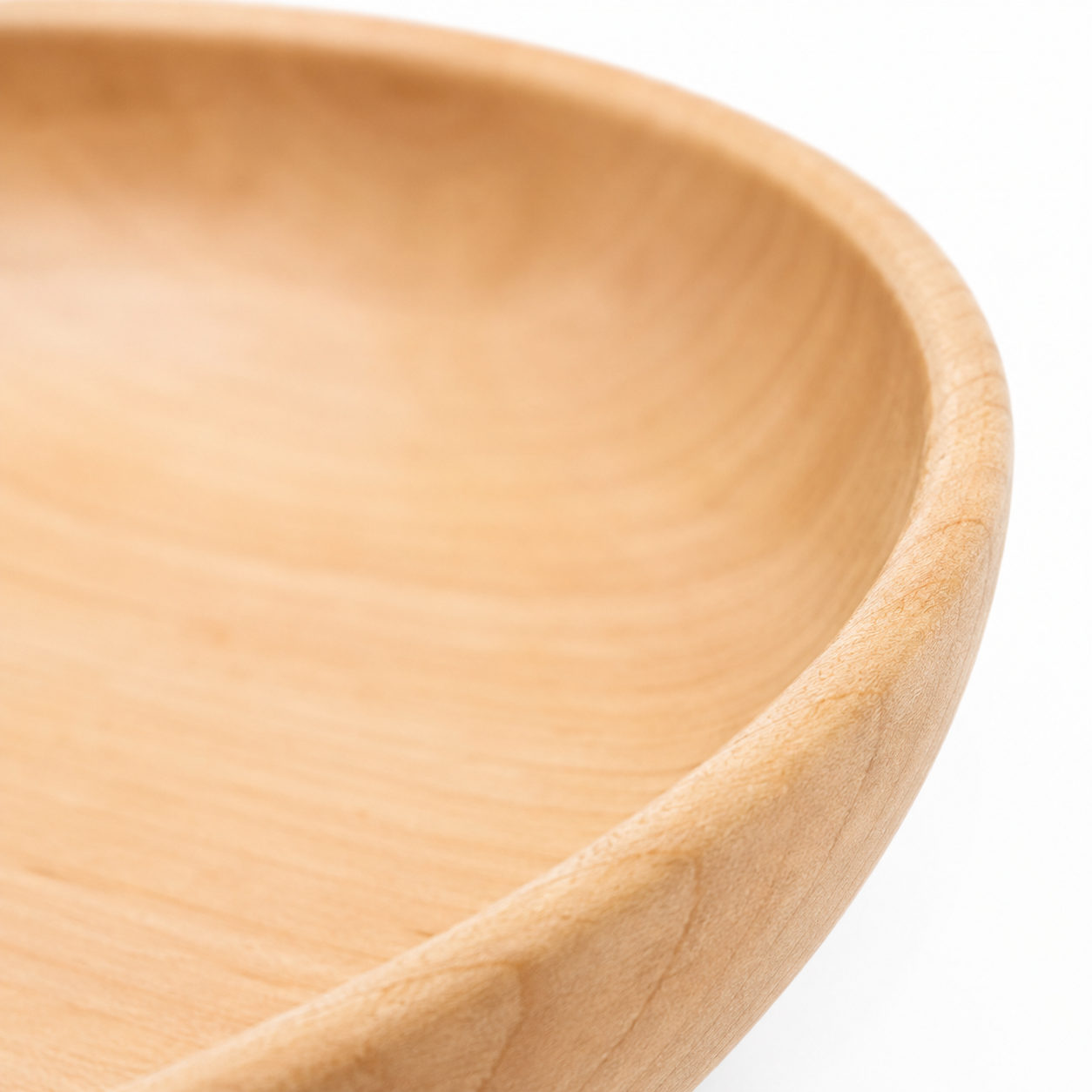 Plato de madera con acabado natural.