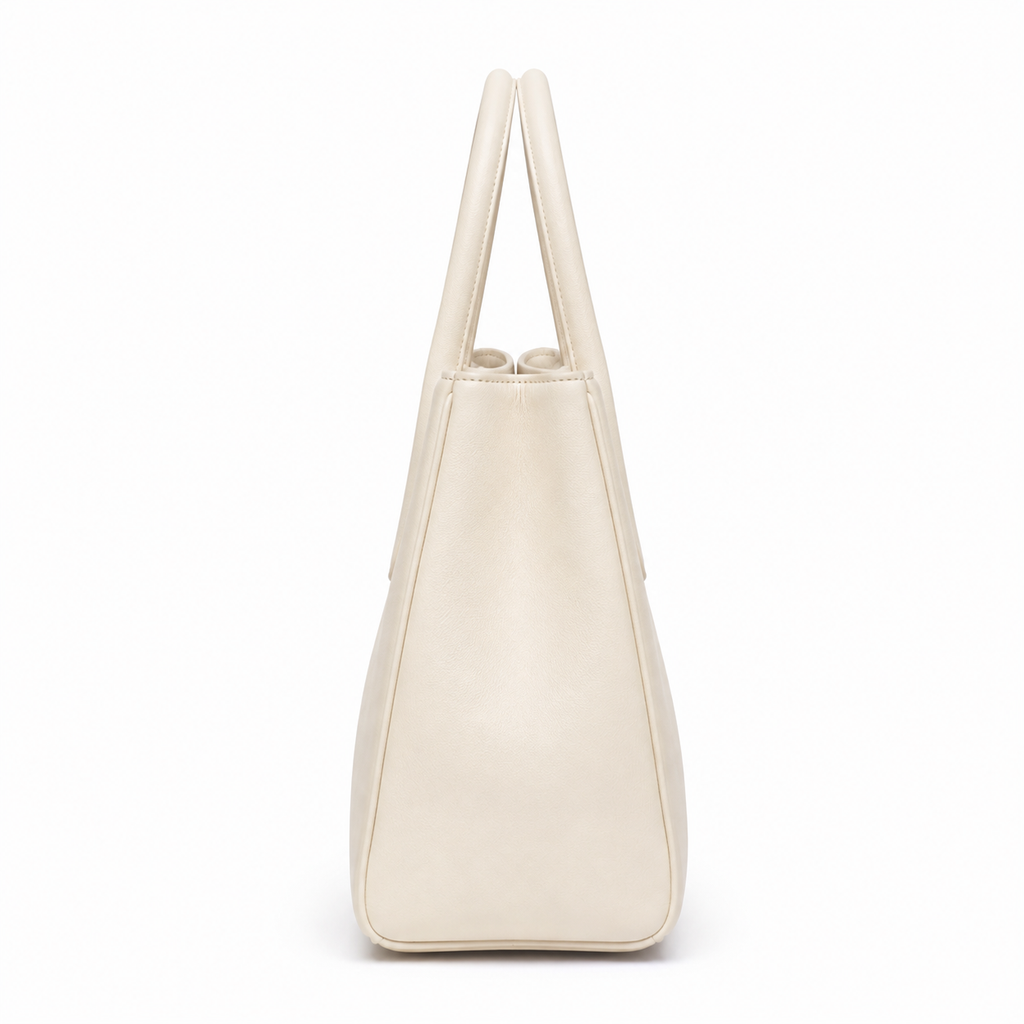 Interior espacioso del bolso beige