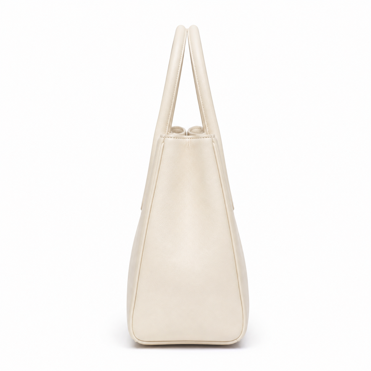 Interior espacioso del bolso beige