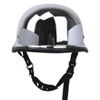 Elegante casco de motocicleta cromado