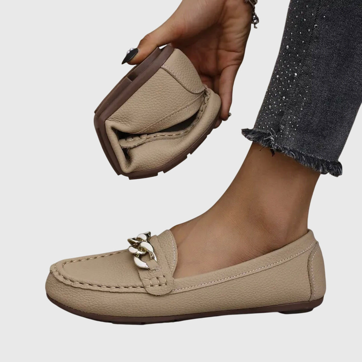 Mocasines planos de mujer con detalle de cadena y cierre sin cordones
