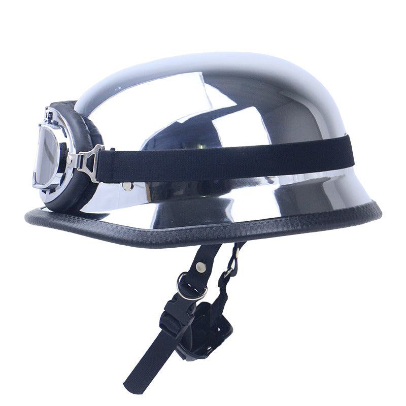 Casco de motocicleta vintage cromado con gafas
