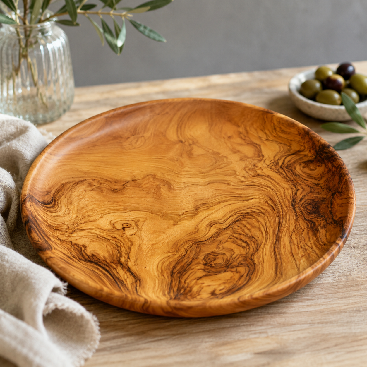 Vista superior del plato de madera de olivo.
