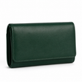 Cartera de cuero verde con cierre magnético vista frontal.