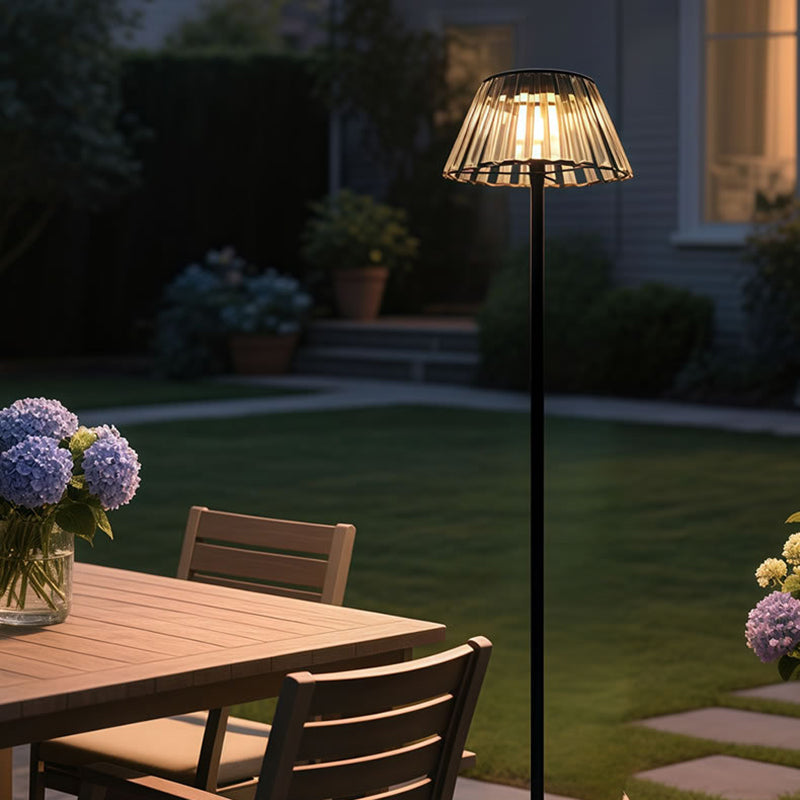 Lámpara de pie LED exterior de hierro y cristal, impermeable, con energía solar y USB, de estilo industrial contemporáneo para jardín