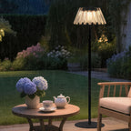 Lámpara de pie LED exterior de hierro y cristal, impermeable, con energía solar y USB, de estilo industrial contemporáneo para jardín