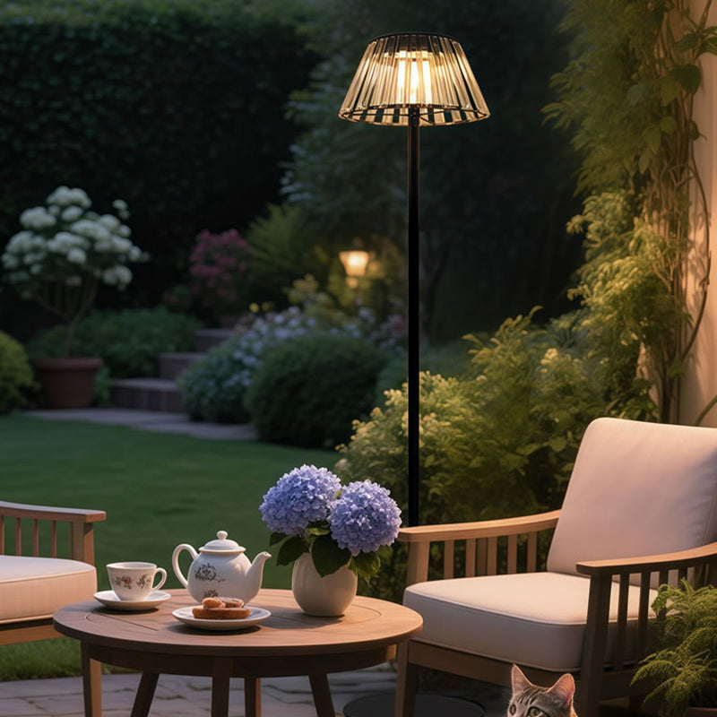 Lámpara de pie LED exterior de hierro y cristal, impermeable, con energía solar y USB, de estilo industrial contemporáneo para jardín