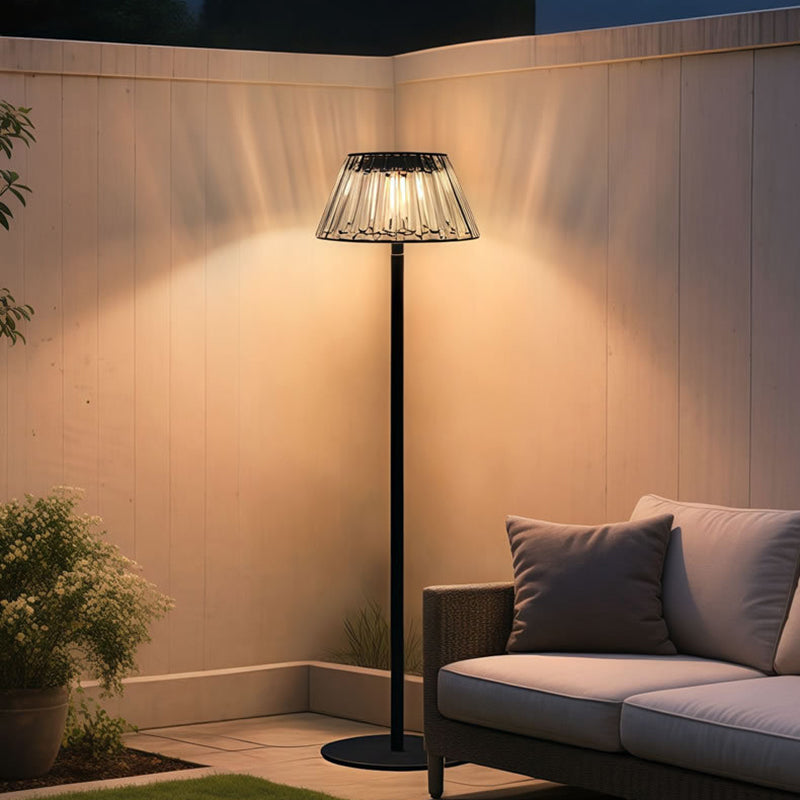 Lámpara de pie LED exterior de hierro y cristal, impermeable, con energía solar y USB, de estilo industrial contemporáneo para jardín