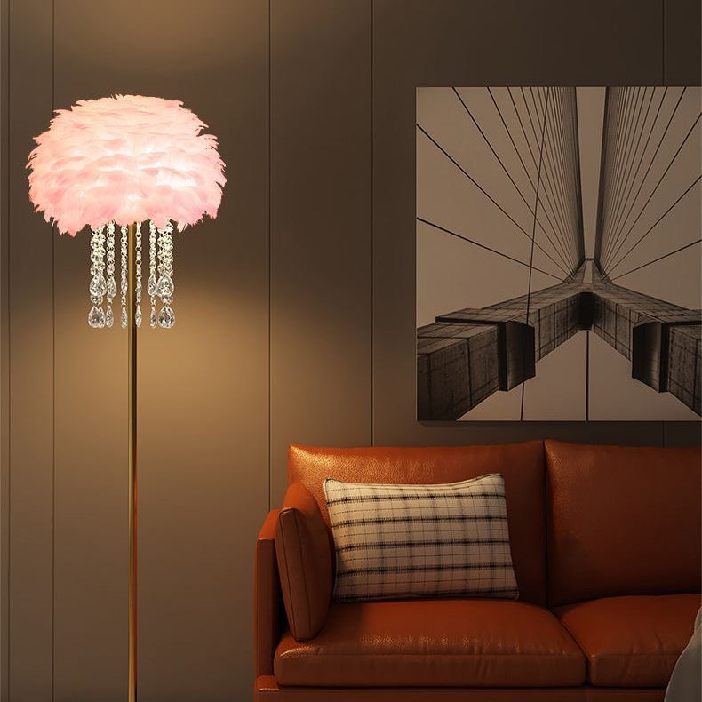 Lámpara de pie de plumas y cristal para una iluminación elegante de la sala de estar.