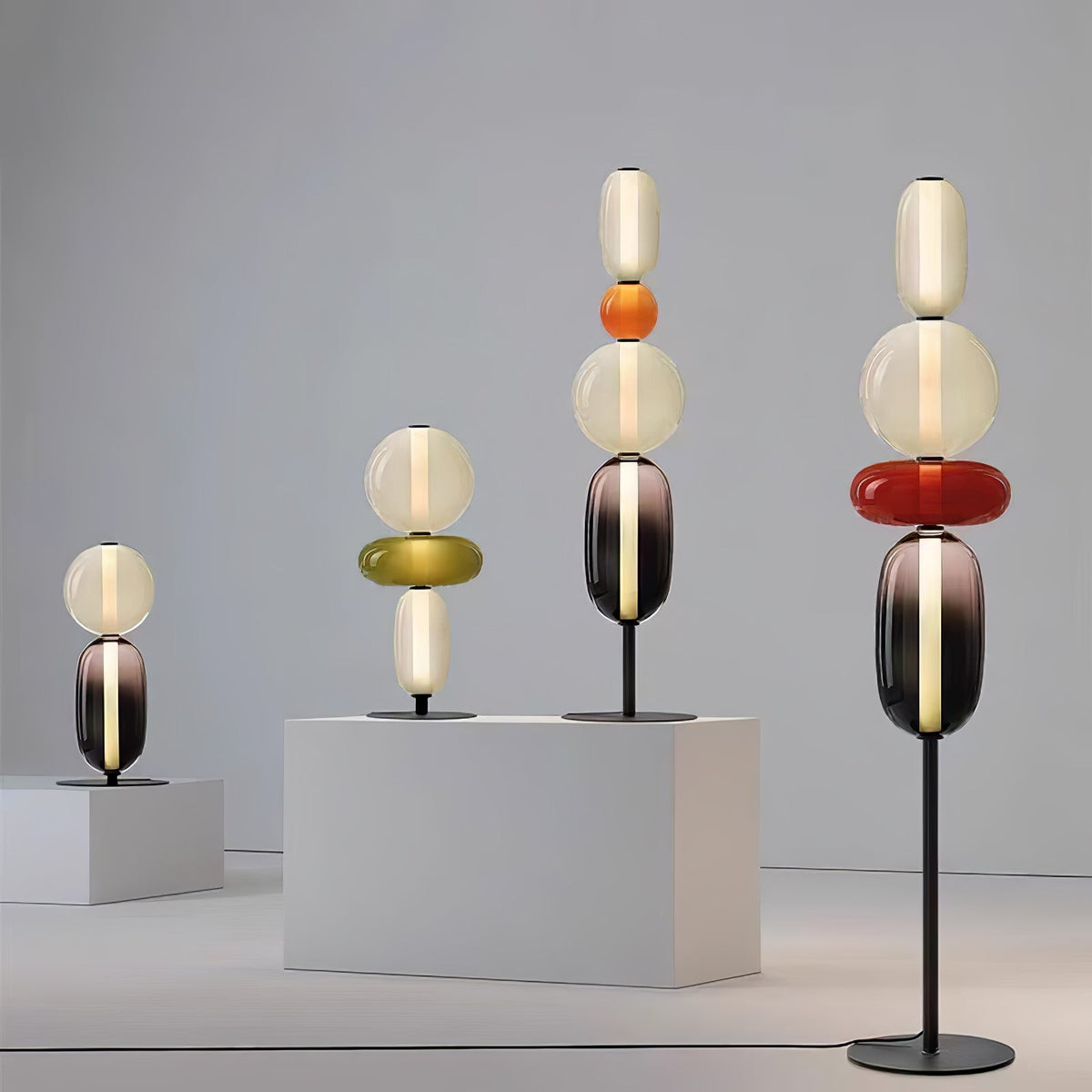 Lámpara de pie de vidrio soplado a mano con racimos de vidrio artísticos – Icono de estilo decorativo con LED integrado – Disponible en dos alturas