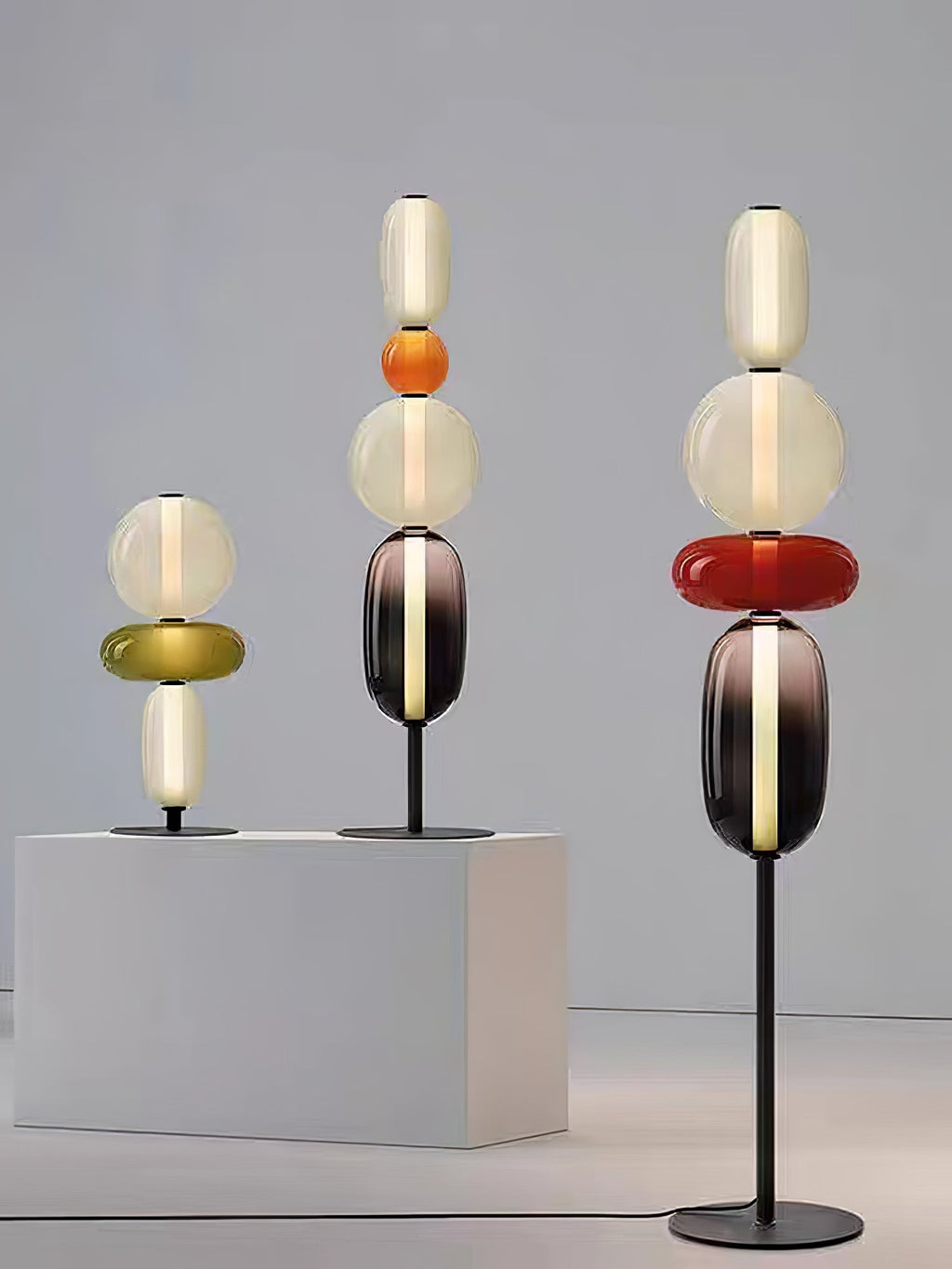 Lámpara de pie de vidrio soplado a mano con racimos de vidrio artísticos – Icono de estilo decorativo con LED integrado – Disponible en dos alturas